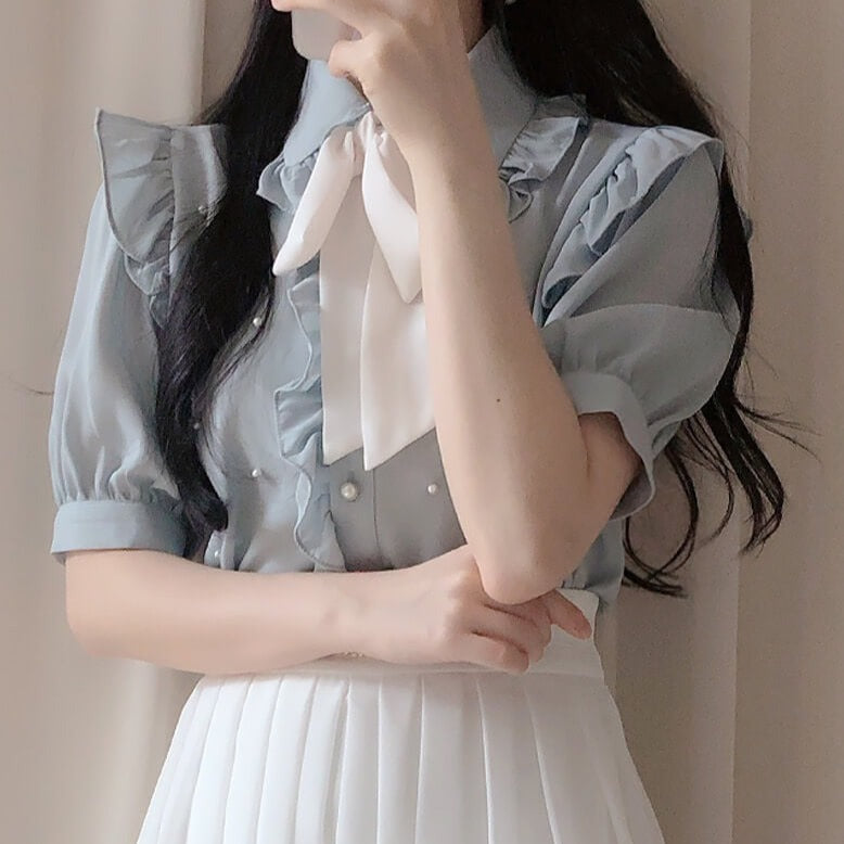 星を眺めるブラウス