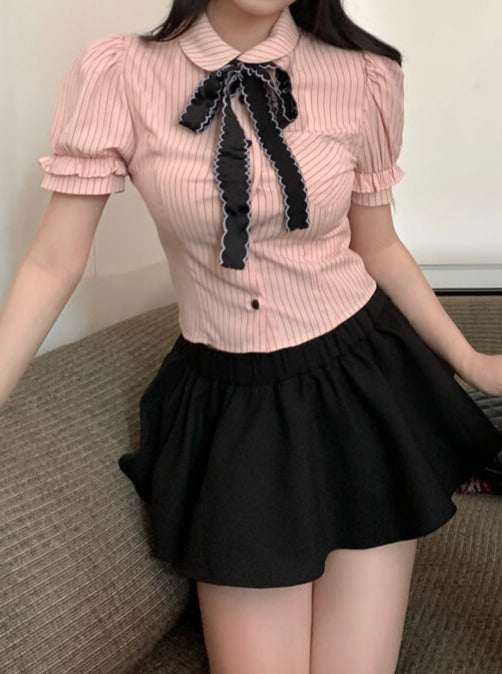 笑顔で振り向く乙女トップス