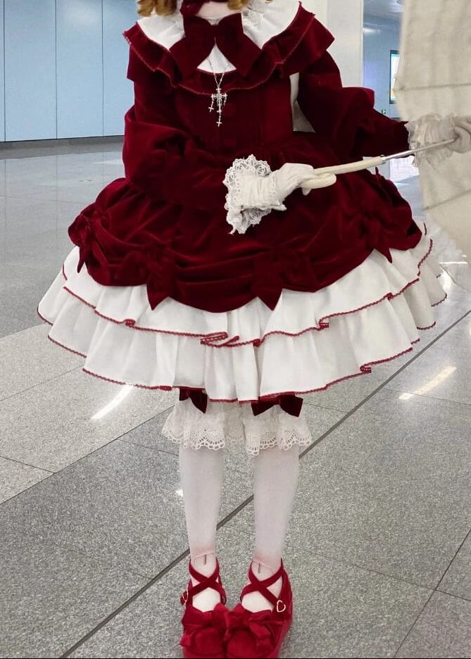 夢を運ぶ深紅のベルベットワンピース