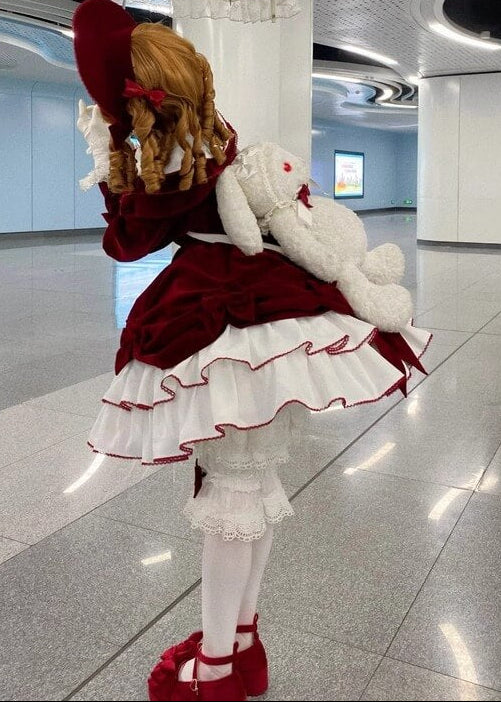 夢を運ぶ深紅のベルベットワンピース