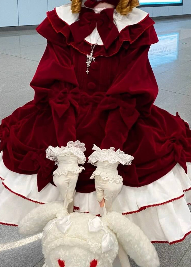 夢を運ぶ深紅のベルベットワンピース