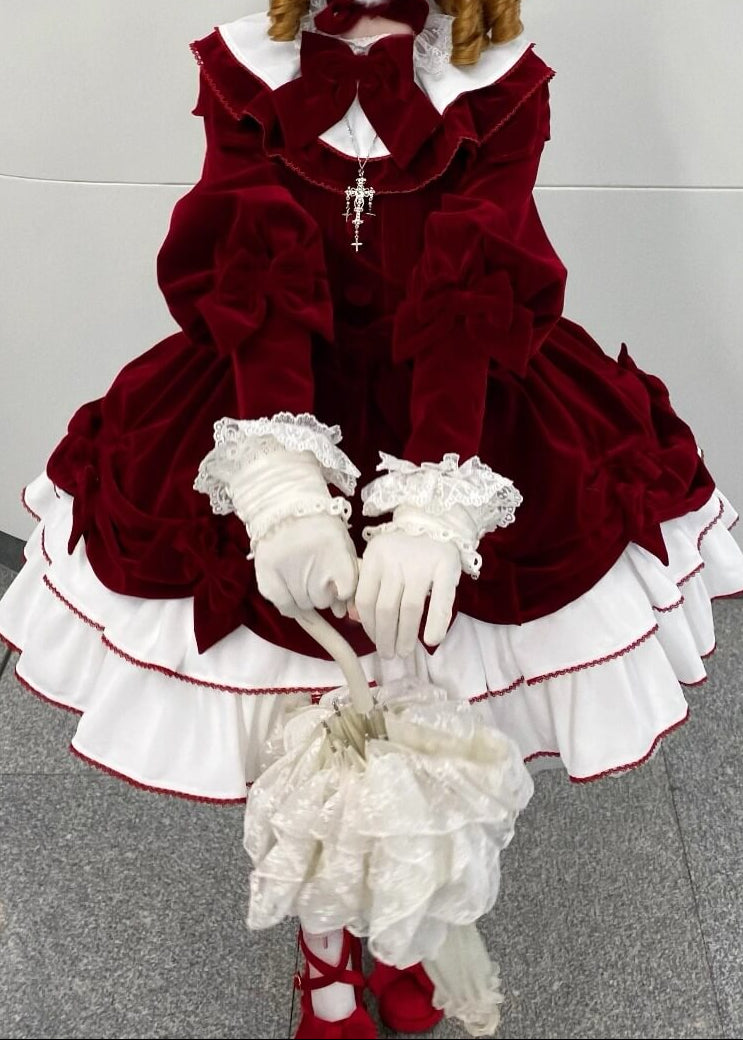 夢を運ぶ深紅のベルベットワンピース