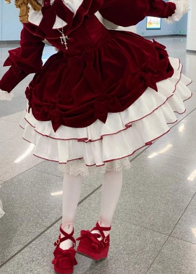 夢を運ぶ深紅のベルベットワンピース