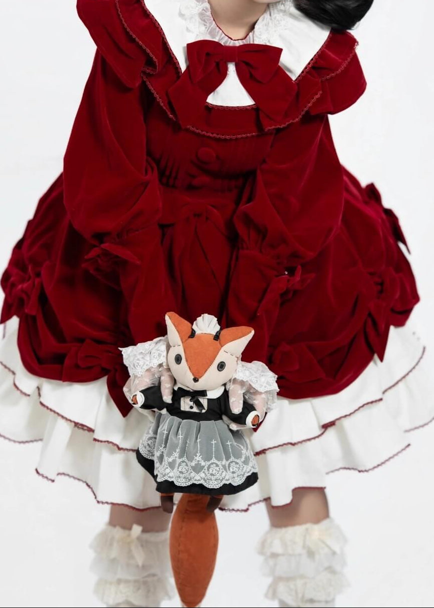 夢を運ぶ深紅のベルベットワンピース