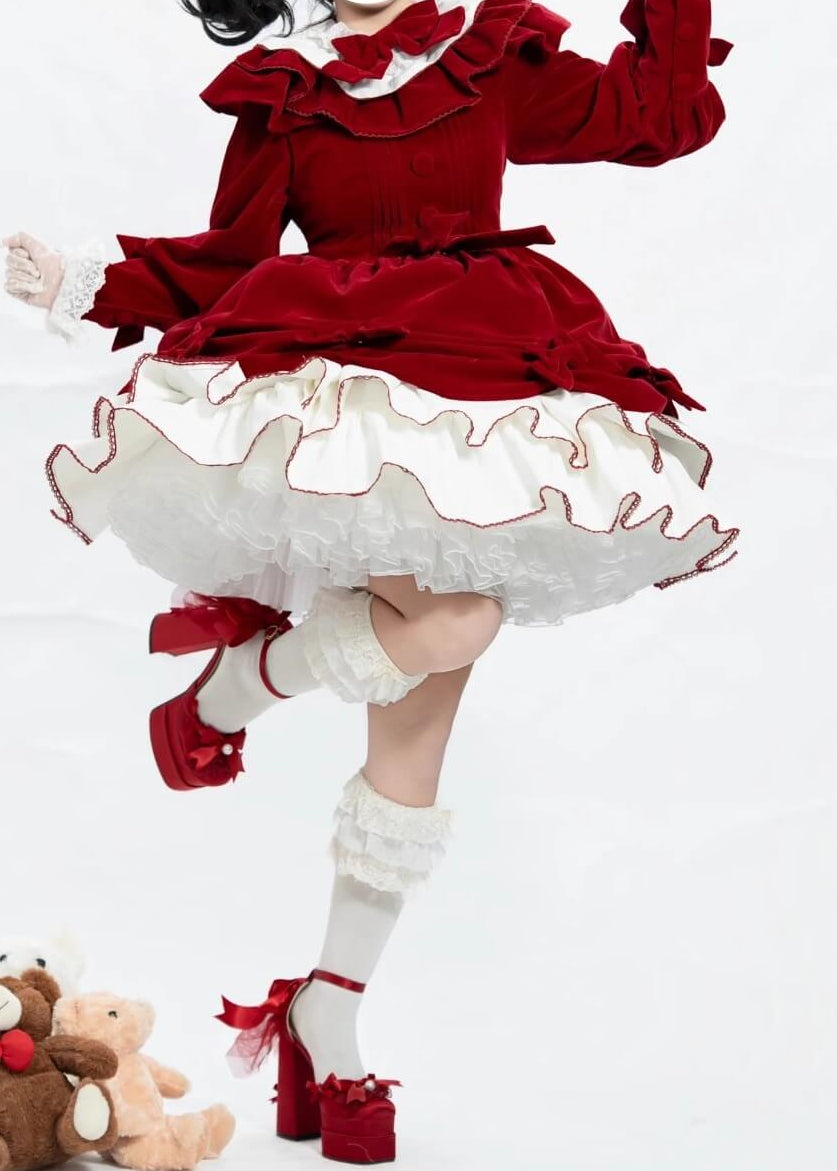 夢を運ぶ深紅のベルベットワンピース