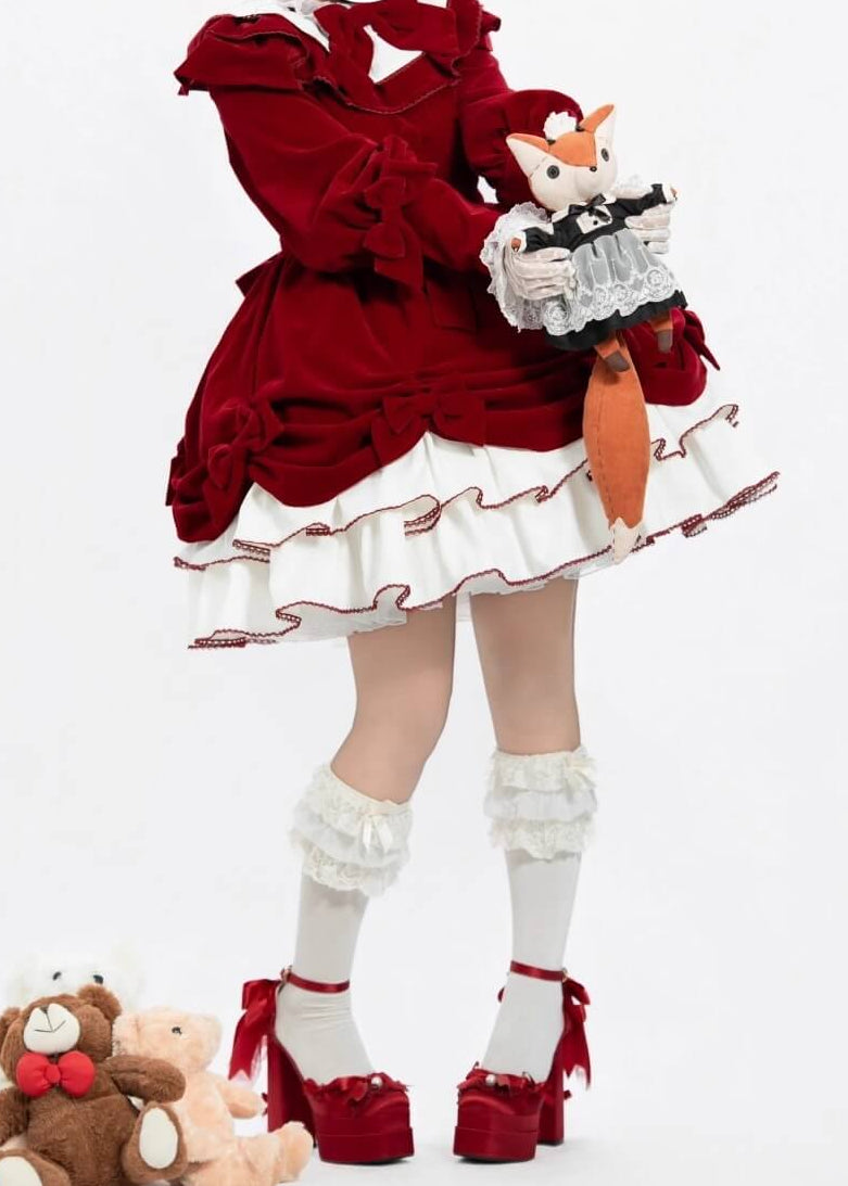 夢を運ぶ深紅のベルベットワンピース