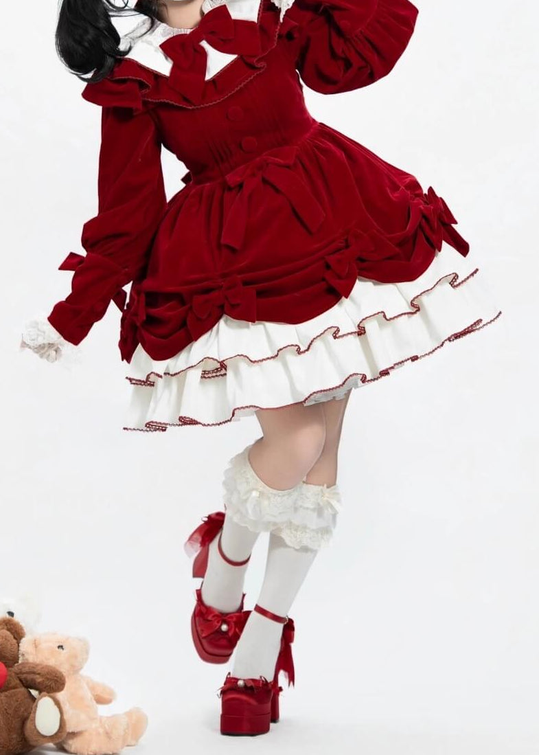 夢を運ぶ深紅のベルベットワンピース